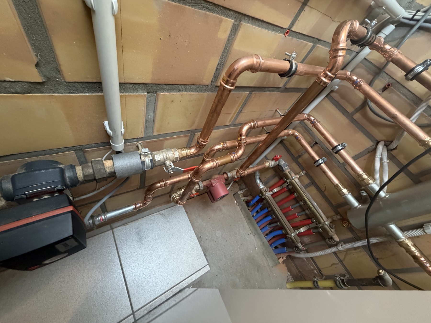 Detail van het leidingwerk, filters en hydraulische aansluitingen